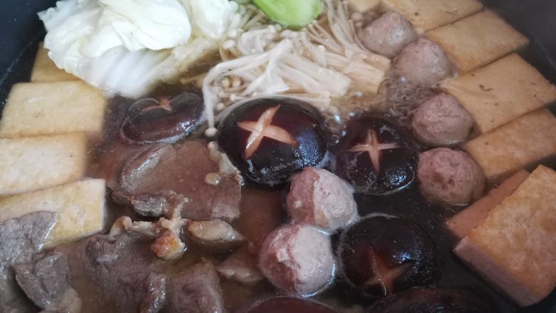 寿喜锅(日式牛肉火锅),煮开之后,再放入绿叶蔬菜,捞出就可以吃了