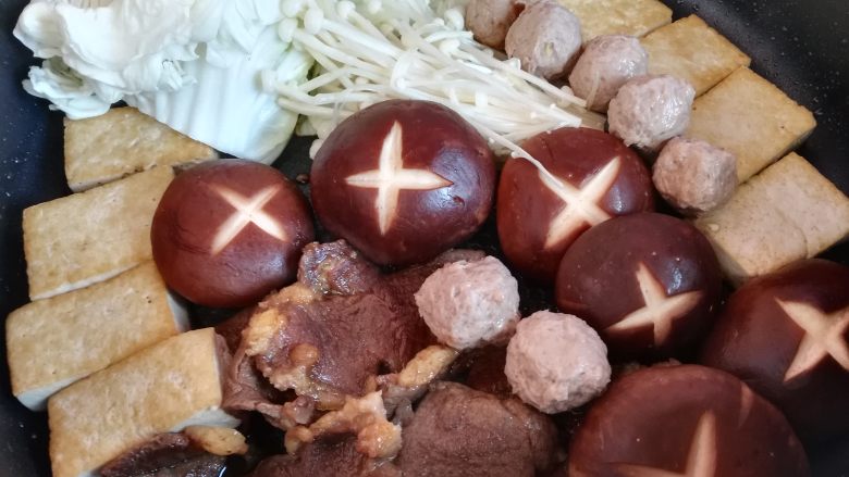 寿喜锅(日式牛肉火锅),把肉片和酱汁炒一下,放入各种蔬菜