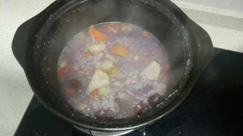 紫薯大米枸杞粥,再转大火煮5分钟,关火。
