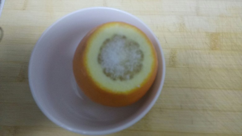 盐蒸橙子,撒上适量盐,用牙签果肉上面竖着捣上小孔。