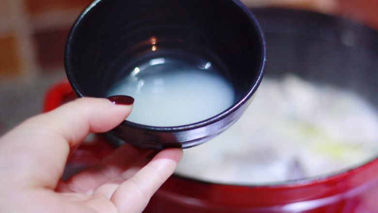玉米胡萝卜排骨汤,炖出来的是白汤哦~