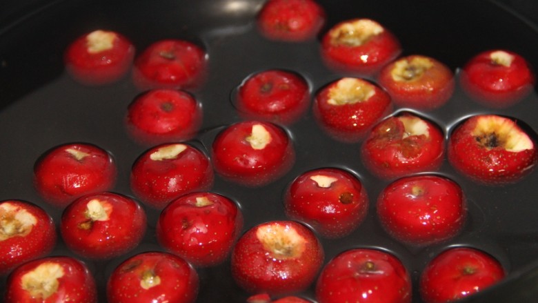 山楂雪梨罐头,锅里放足量的<a style='color:red;display:inline-block;' href='/shicai/ 156925'>水</a>,然后放入山楂