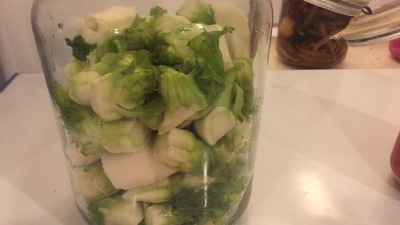 地方乡味菜头的几种吃法,剩下的菜头用无油的盆洗净入玻璃罐子,在加入提前泡好的泡菜汁,