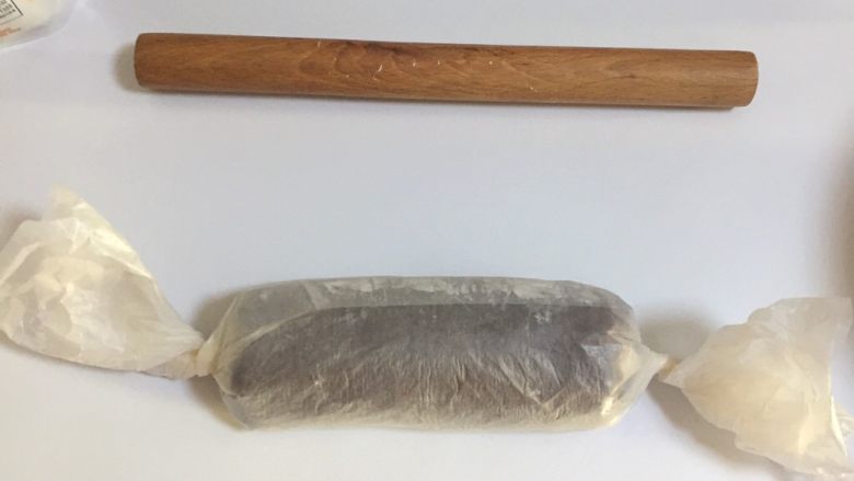 蔓越莓千层蛋糕卷,借助擀面杖卷起来,放冰箱冷藏定型