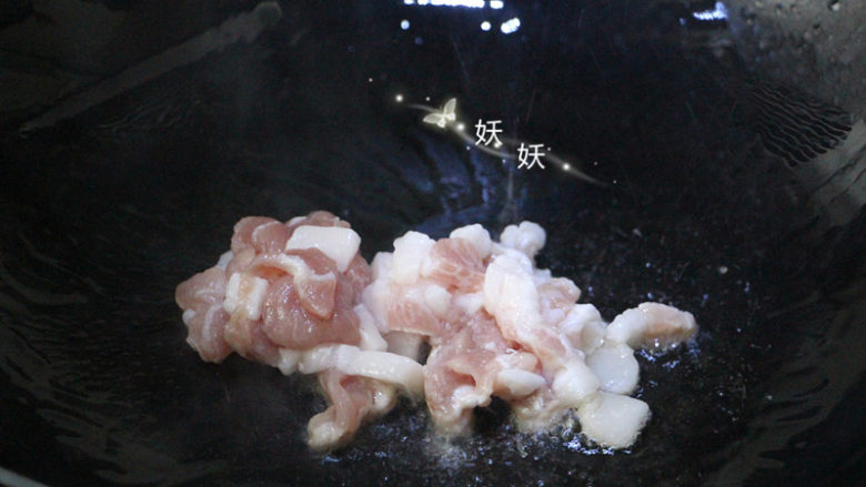 肉片疙瘩汤,油锅烧热,少倒一点油,下肉片滑香。
