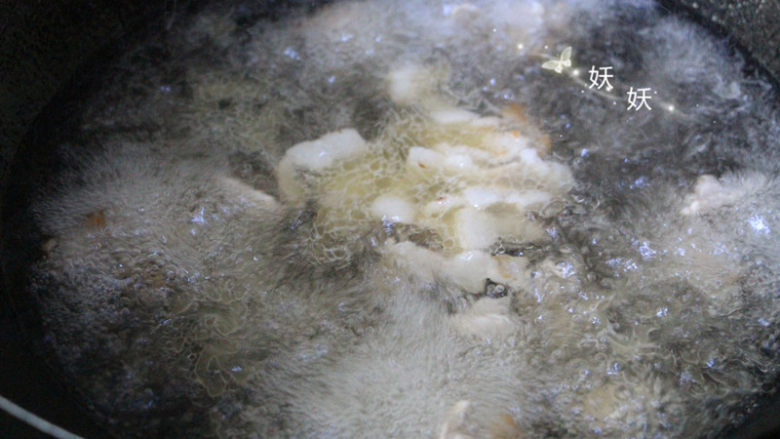 肉片疙瘩汤,倒适量的开水下去,可以拿碗量着,煮多少碗疙瘩汤就倒多少水下去。