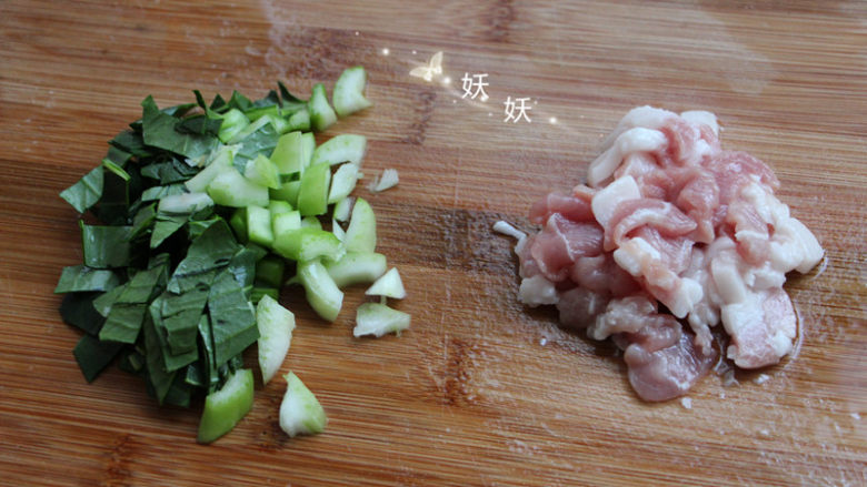 肉片疙瘩汤,搅好的疙瘩放一边备用,<a style='color:red;display:inline-block;' href='/shicai/ 3517'>青菜</a>切碎,肉切小片。