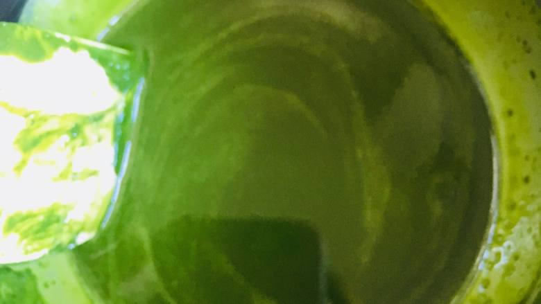 抹茶蜜豆卷,将之前调制好的抹茶溶液倒入蛋黄中,搅拌均匀。