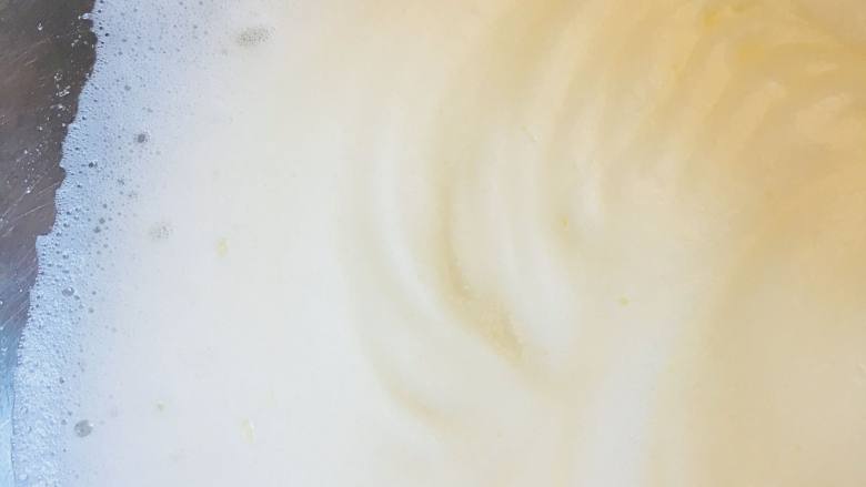 抹茶蜜豆卷,当蛋白打至表面略有纹路,状态变浓稠时,加第二次糖。