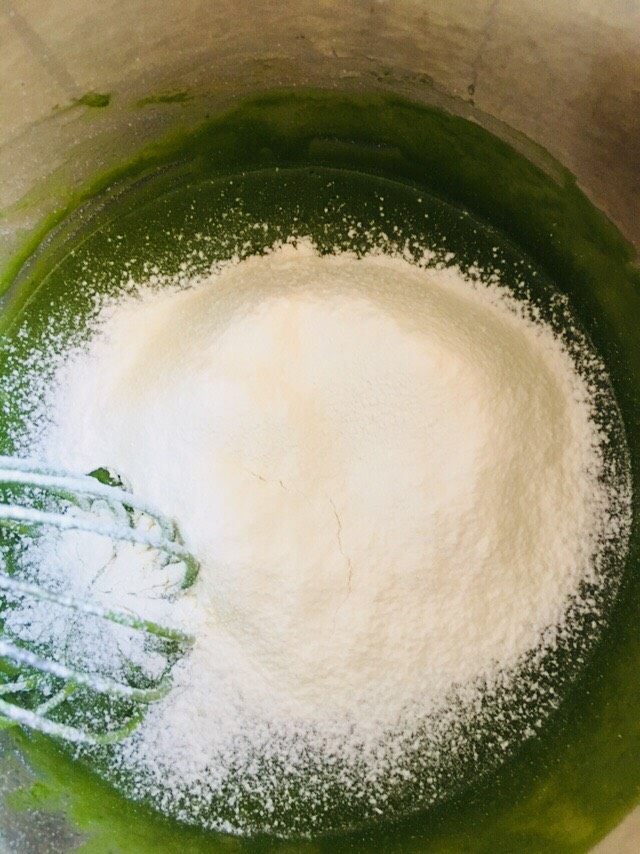 抹茶蜜豆卷,筛入低粉,Z字搅拌。别画圈以免起筋