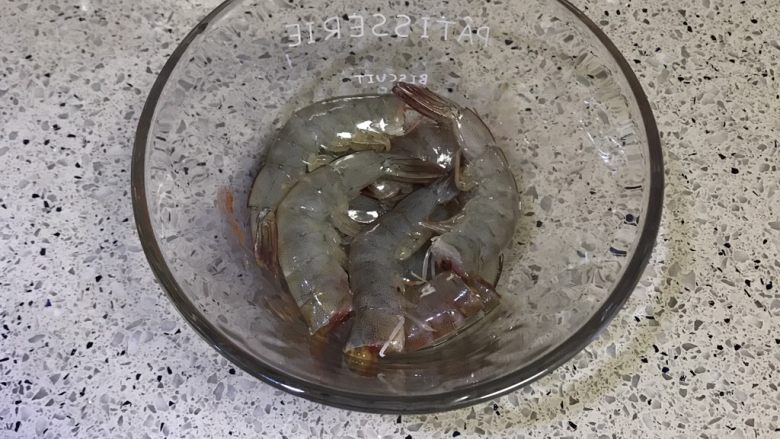 虾仁蒸蛋,将虾清洗干净,去头待用。