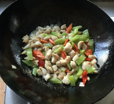 桃仁鸡丁,再放入鸡丁,倒入调味汁翻炒均匀