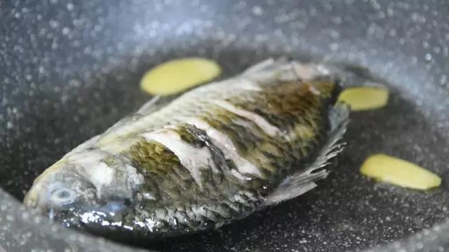 这碗汤健脾、清热、益气养血,产妇最应该多吃!,煎至两面微微金黄