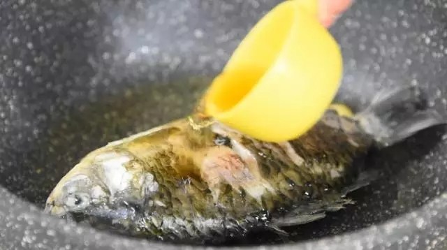 这碗汤健脾、清热、益气养血,产妇最应该多吃!,淋上料酒去腥