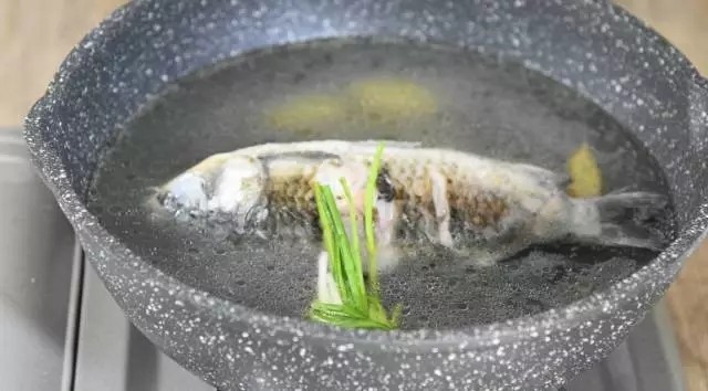 这碗汤健脾、清热、益气养血,产妇最应该多吃!,锅中加入开水没过鱼身,放入葱结,大火煮15分钟