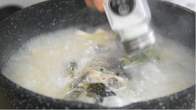 这碗汤健脾、清热、益气养血,产妇最应该多吃!,加入盐、胡椒粉调味