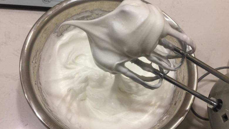 格雷伯爵戚风蛋糕,再继续中速打发至坚挺状态,转低速打发1min整理气泡。最后的状态:非常坚挺,且打蛋头提起后能有大量蛋白霜附带在打蛋头上的。