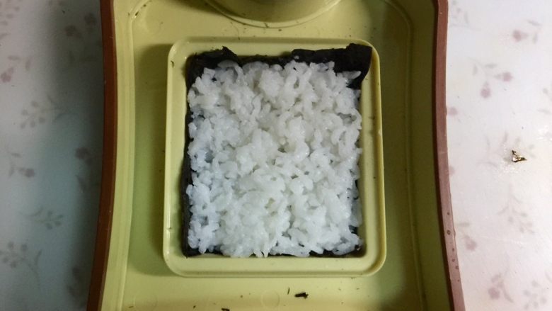 米饭三明治,其中一张海苔放进模具里,盖上一层<a style='color:red;display:inline-block;' href='/shicai/ 507'>米饭</a>