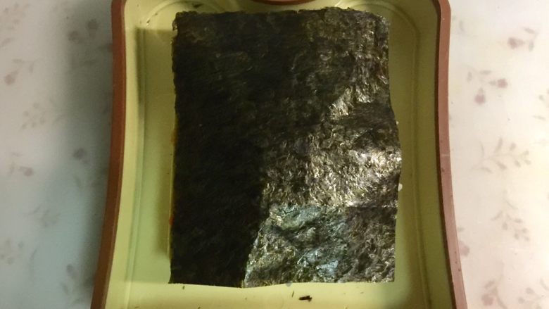 米饭三明治,盖上另一片海苔。