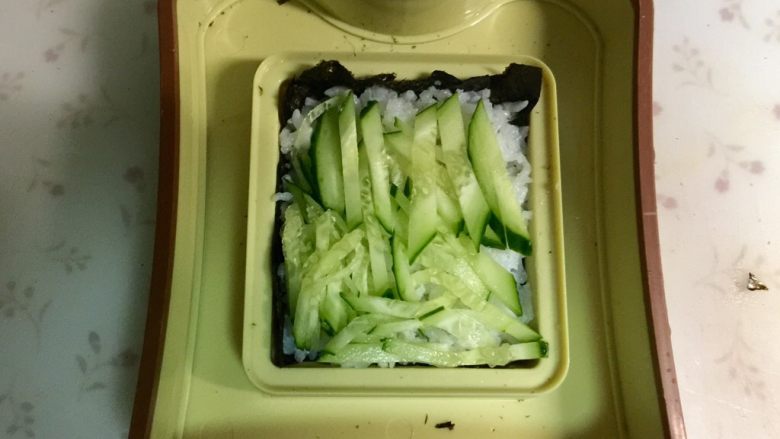 米饭三明治,铺上黄瓜丝