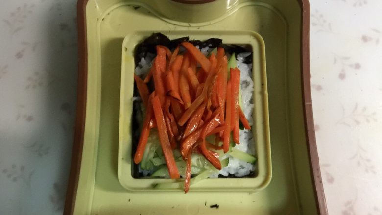 米饭三明治,放上胡萝卜丝