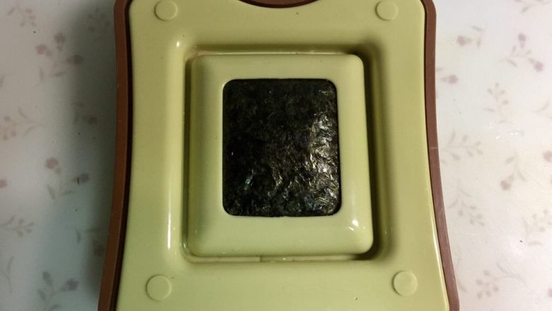 米饭三明治,然后用另一半模具盖上,压实,