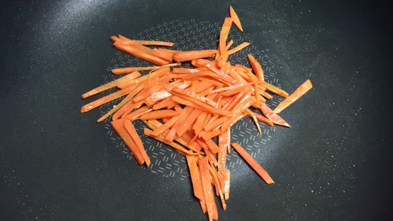 米饭三明治,留底油,把胡萝卜炒熟,胡萝卜过油后营养更好吸收。
