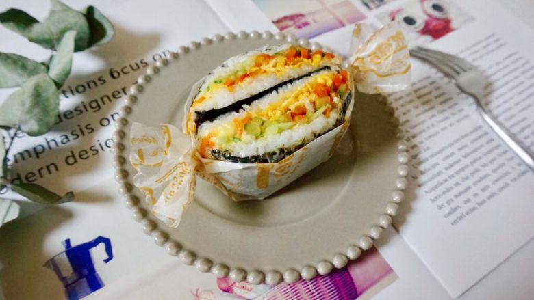 米饭三明治,两边用细皮筋扎上。