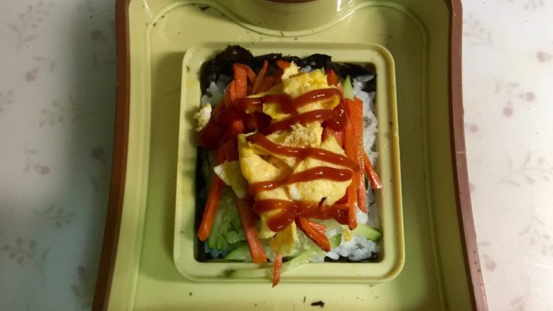 米饭三明治,放入鸡蛋碎,挤上<a style='color:red;display:inline-block;' href='/shicai/ 699'>番茄酱</a>。