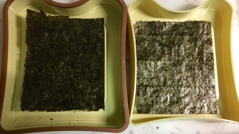 米饭三明治,用口袋三明治的模具,海苔剪出两块比中间方形稍大一点的方片。