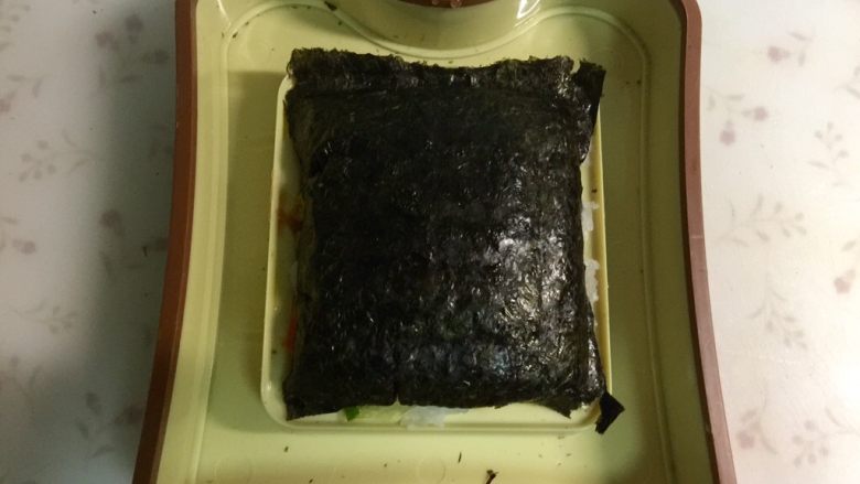 米饭三明治,多余的边角可以用剪刀修剪一下。