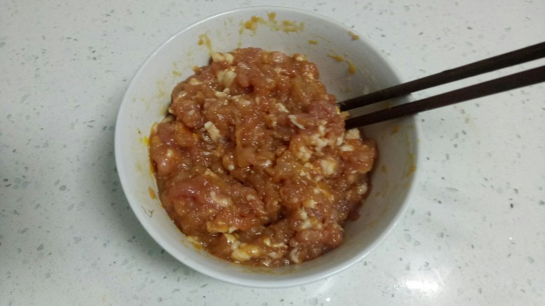 翡翠猪肉韭菜饺子,盛入碗中，加入1个<a style='color:red;display:inline-block;' href='/shicai/ 58851'>鸡蛋黄</a>、适量<a style='color:red;display:inline-block;' href='/shicai/ 718'>料酒</a>、耗油、<a style='color:red;display:inline-block;' href='/shicai/ 788'>生抽</a>、<a style='color:red;display:inline-block;' href='/shicai/ 829'>十三香</a>、<a style='color:red;display:inline-block;' href='/shicai/ 756'>鸡精</a>、<a style='color:red;display:inline-block;' href='/shicai/ 705'>豆瓣酱</a>、盐搅拌均匀。