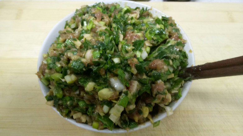 翡翠猪肉韭菜饺子,搅拌均匀,盛入碗中。