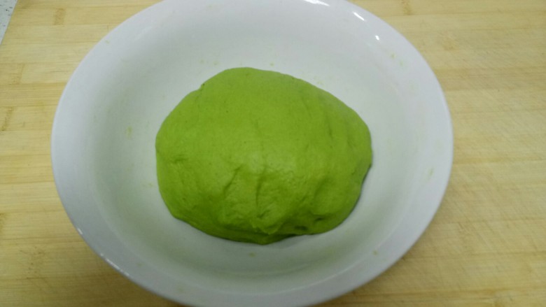 翡翠猪肉韭菜饺子,加入适量面粉活成活成面团,饧30分钟