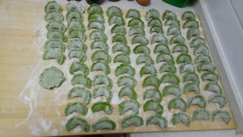翡翠猪肉韭菜饺子,加入适量馅,包成翡翠饺子。