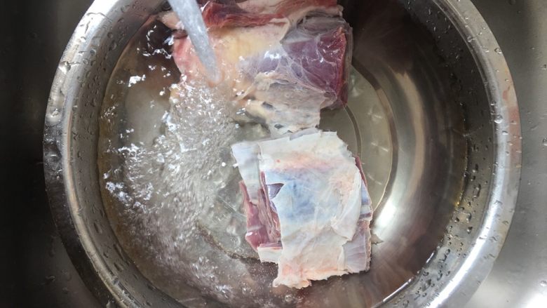 秘制卤牛肉,把牛腱子肉切成两大块,用清水浸泡2小时,中途换几次水,最后到掉血水