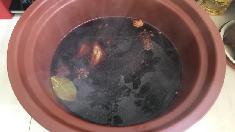 秘制卤牛肉,然后把牛腱子肉连同汤倒入紫砂锅,开启炖汤模式,2小时,2小时后,拔掉电源浸泡一夜