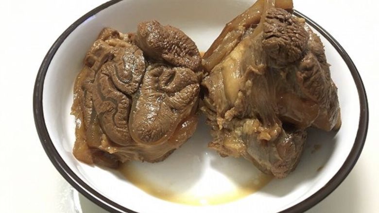秘制卤牛肉,捞出卤好浸泡了一夜的牛腱子肉,放冰箱冷藏2小时以上
