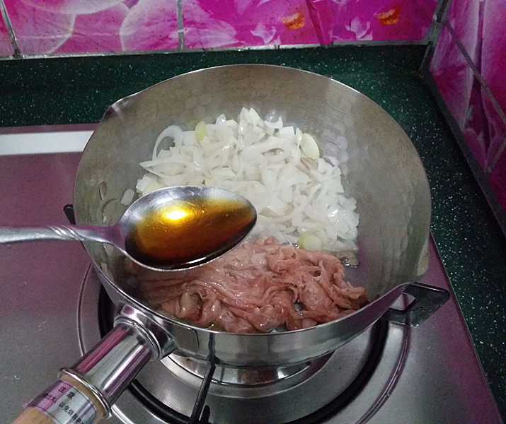 寿喜锅(改良版) ,待稍稍变色后,加些又伊鲜酱油炒匀
