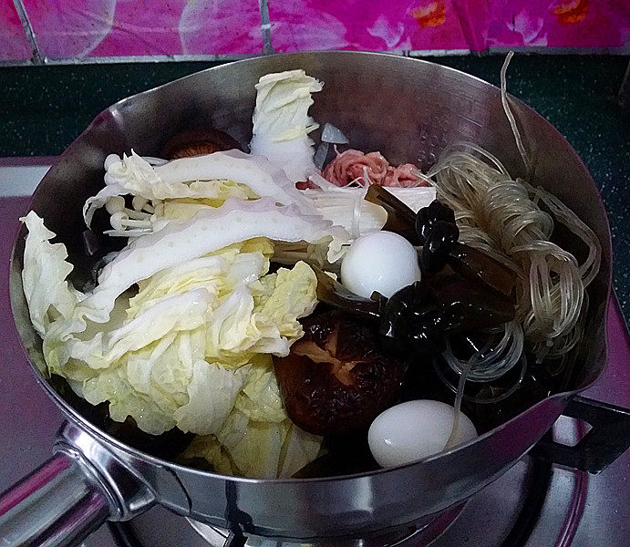 寿喜锅(改良版) , 转小火,依次放入除牛肉片外的其它食材