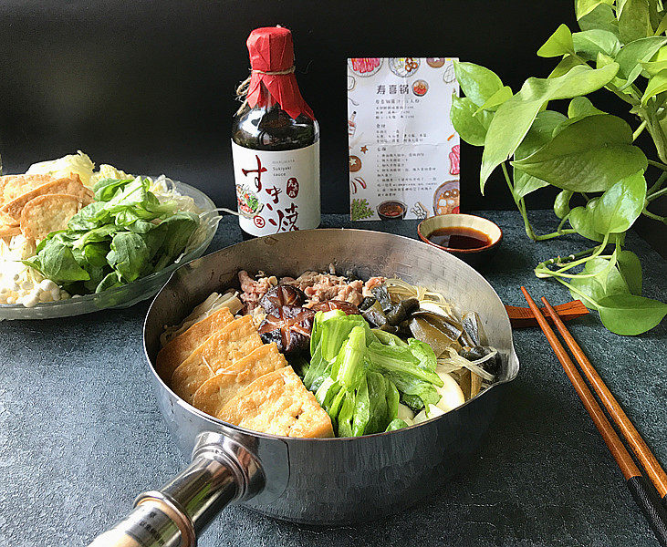 寿喜锅(改良版) ,待煮后既可食用,可以先吃完这一锅接着煮,也可以跟吃中式火锅那样边煮边吃