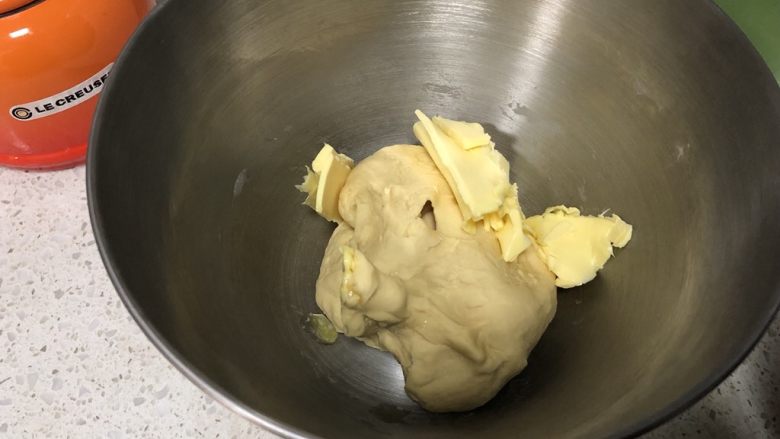 圣诞花环面包,直到面团出筋,用手按上去不会粘手上,加入提前软化切片的<a style='color:red;display:inline-block;' href='/shicai/ 887'>黄油</a>,继续4档揉面,大约15分钟