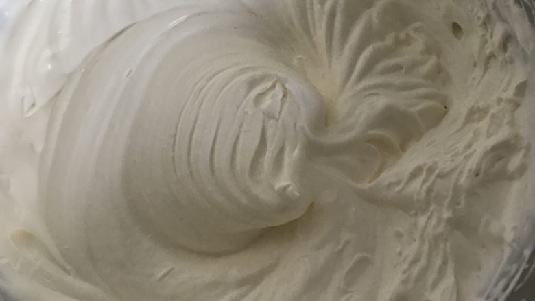 奶油蛋糕,奶油加砂糖打发纹路清晰,装入裱花袋