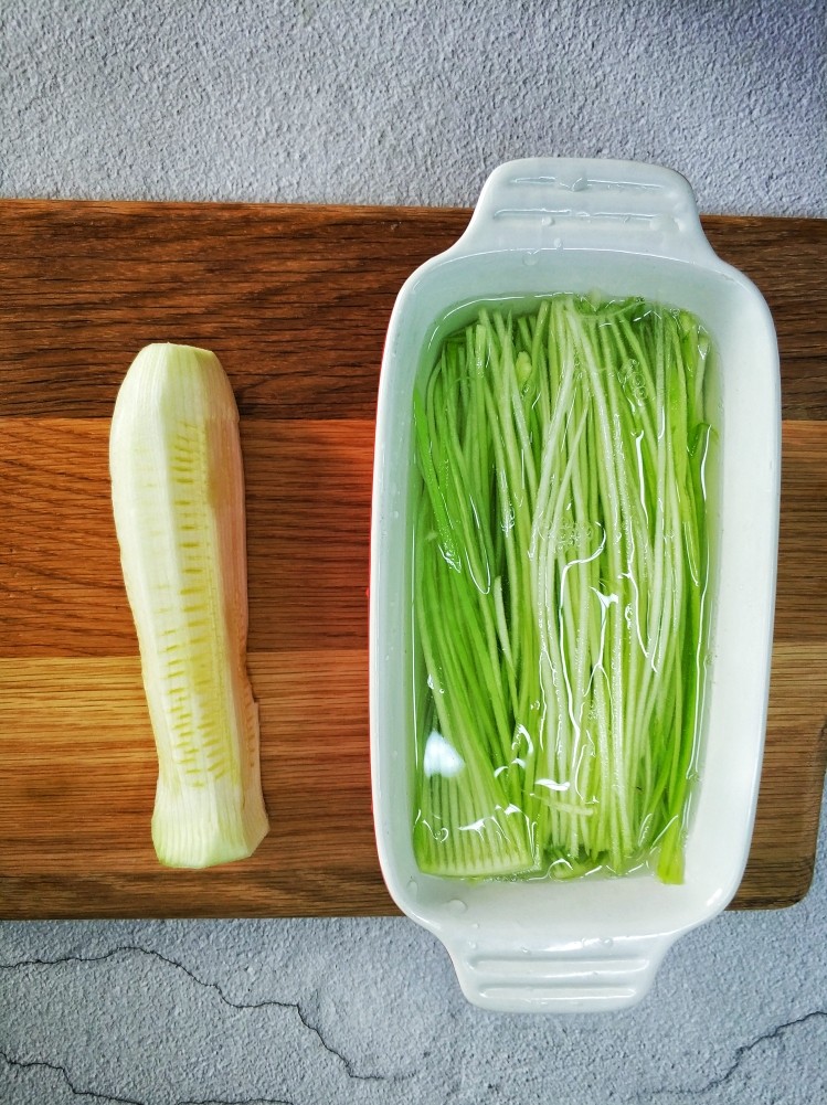 捞汁西葫芦,西葫芦的心不要,其余细丝泡入纯净冰水中10分钟左右