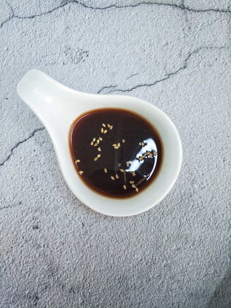捞汁西葫芦,醋，<a style='color:red;display:inline-block;' href='/shicai/ 10588'>糖</a>，盐，<a style='color:red;display:inline-block;' href='/shicai/ 852'>辣椒油</a>，<a style='color:red;display:inline-block;' href='/shicai/ 190763'>泰式甜辣酱</a>，适量纯净水倒入碗中混合，调成捞汁，