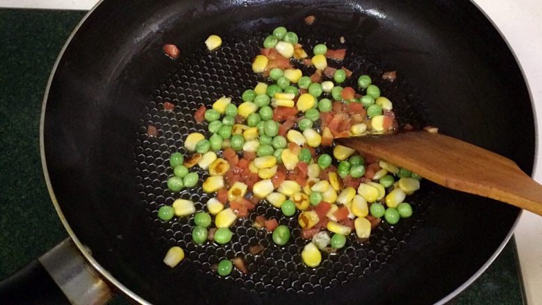 磷虾三鲜炒饭,用锅铲进行翻炒至九分熟。