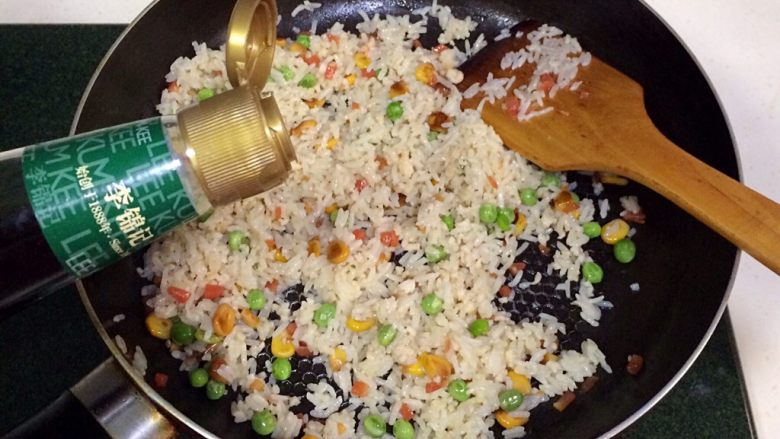 磷虾三鲜炒饭,再倒入<a style='color:red;display:inline-block;' href='/shicai/ 788'>生抽</a>翻炒均匀。