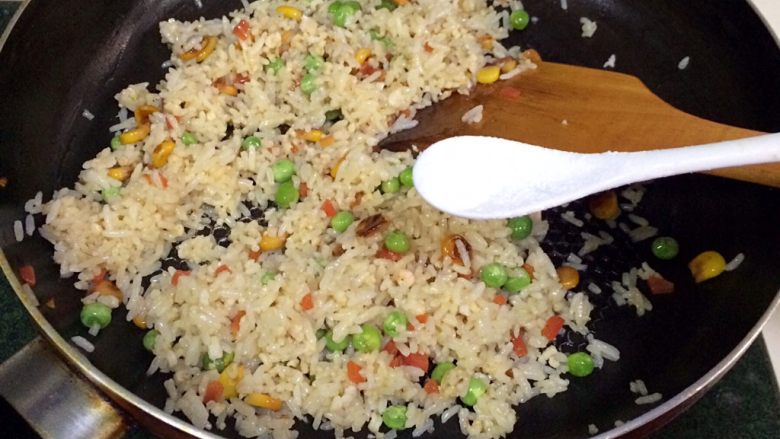 磷虾三鲜炒饭,加入1小匙盐。