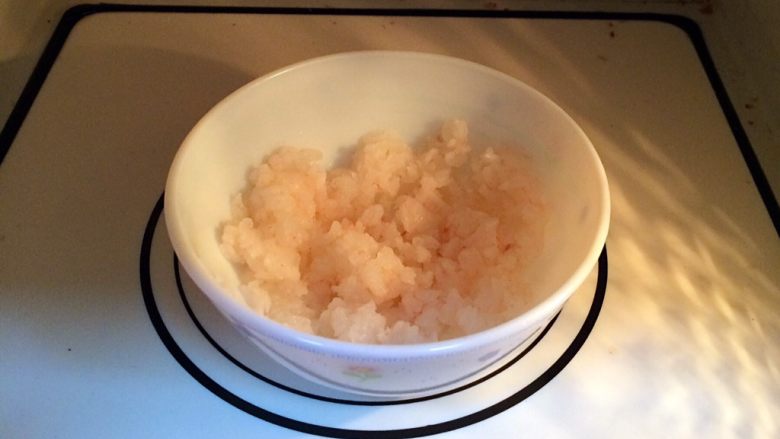 磷虾三鲜炒饭,把磷虾肉放在微波炉中解冻,也可以提前室温解冻。