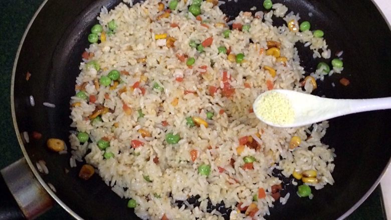 磷虾三鲜炒饭,加入1小匙<a style='color:red;display:inline-block;' href='/shicai/ 756'>鸡精</a>调味。